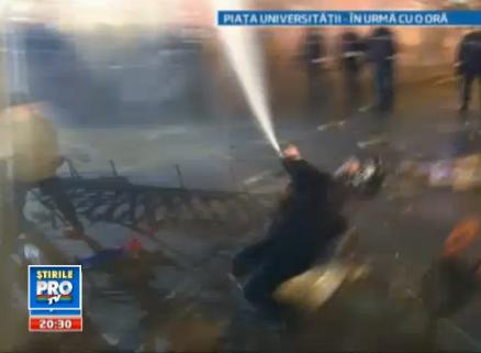 VIDEO. Dovada unei interventii haotice: ce pateste un jandarm cand foloseste spray-ul din dotare