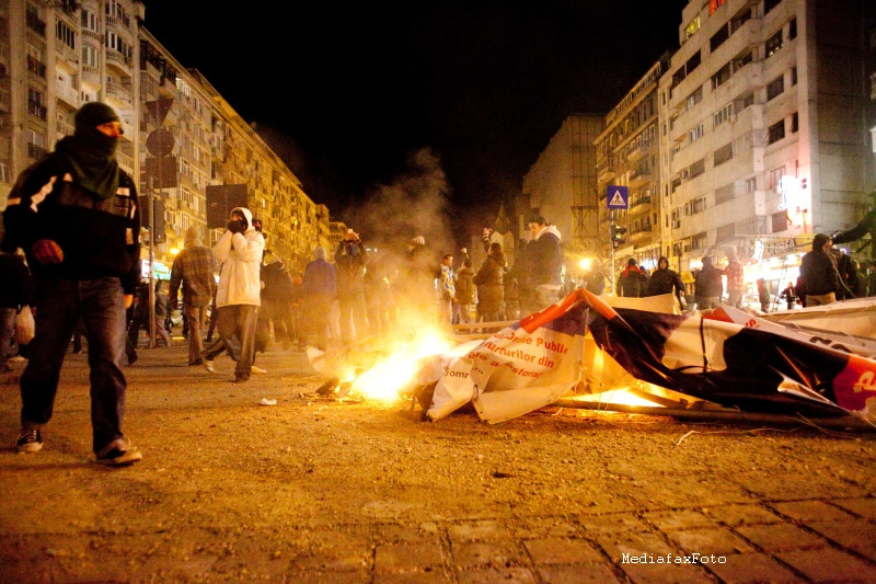 Protestele in cifre:6 dosare penale, 247 de persoane amendate, 36 de acuzatii de port ilegal de arme