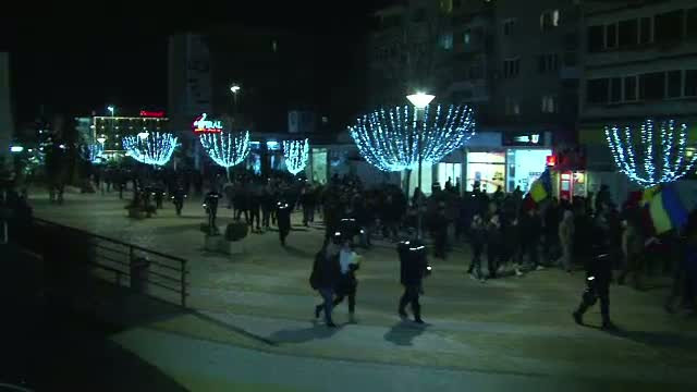 Inca un jandarm ranit in timpul protestelor. Trei tineri, audiati