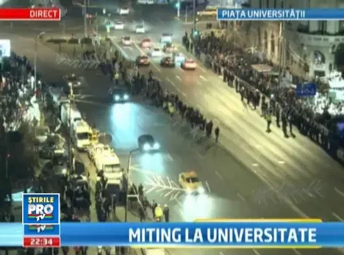 LIVE, ACUM. Violente la Universitate. O masina, incendiata. 54 de protestatari, retinuti