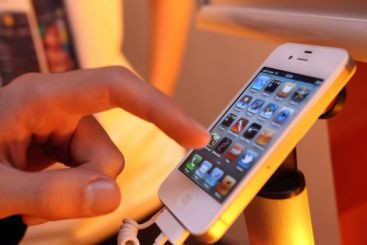 Cum se fabrica iPhone-ul. Copii de 13 ani muncesc 16 ore pe zi si sunt platiti cu 70 de centi pe ora