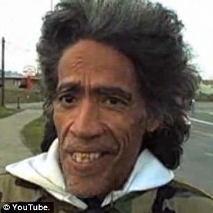 In urma cu un an traia pe strazi din mila oamenilor, acum sta intr-o casa cu semineu. VIDEO