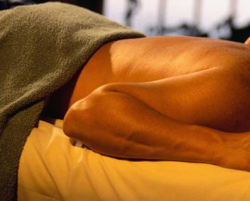 Ce a patit un batran de 80 de ani din Arad care a primit in casa o amica pentru a-i face masaj