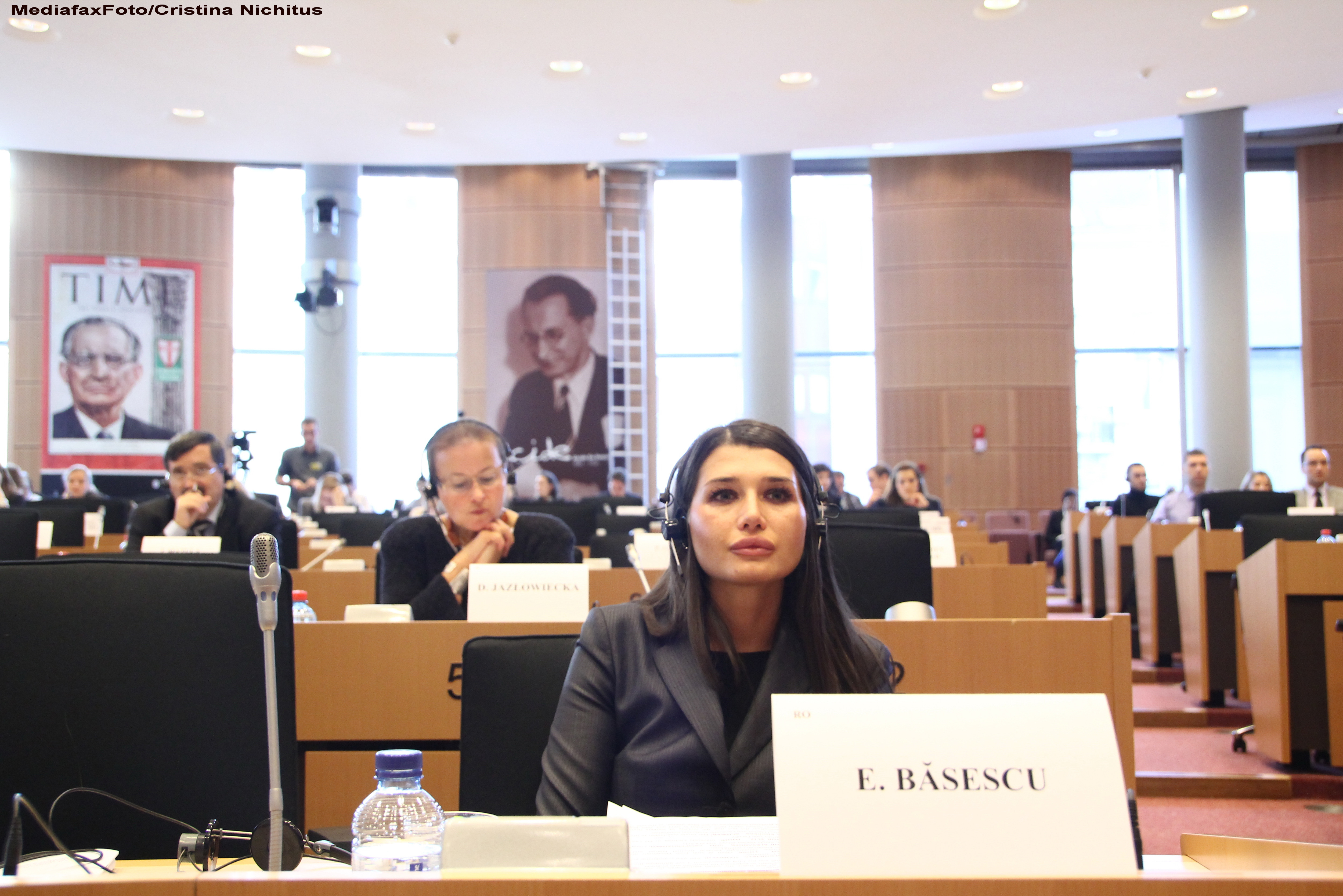 Elena Basescu s-a plimbat prin Parlamentul European cu un tricou cu poza lui Timosenko: "Free Iulia"