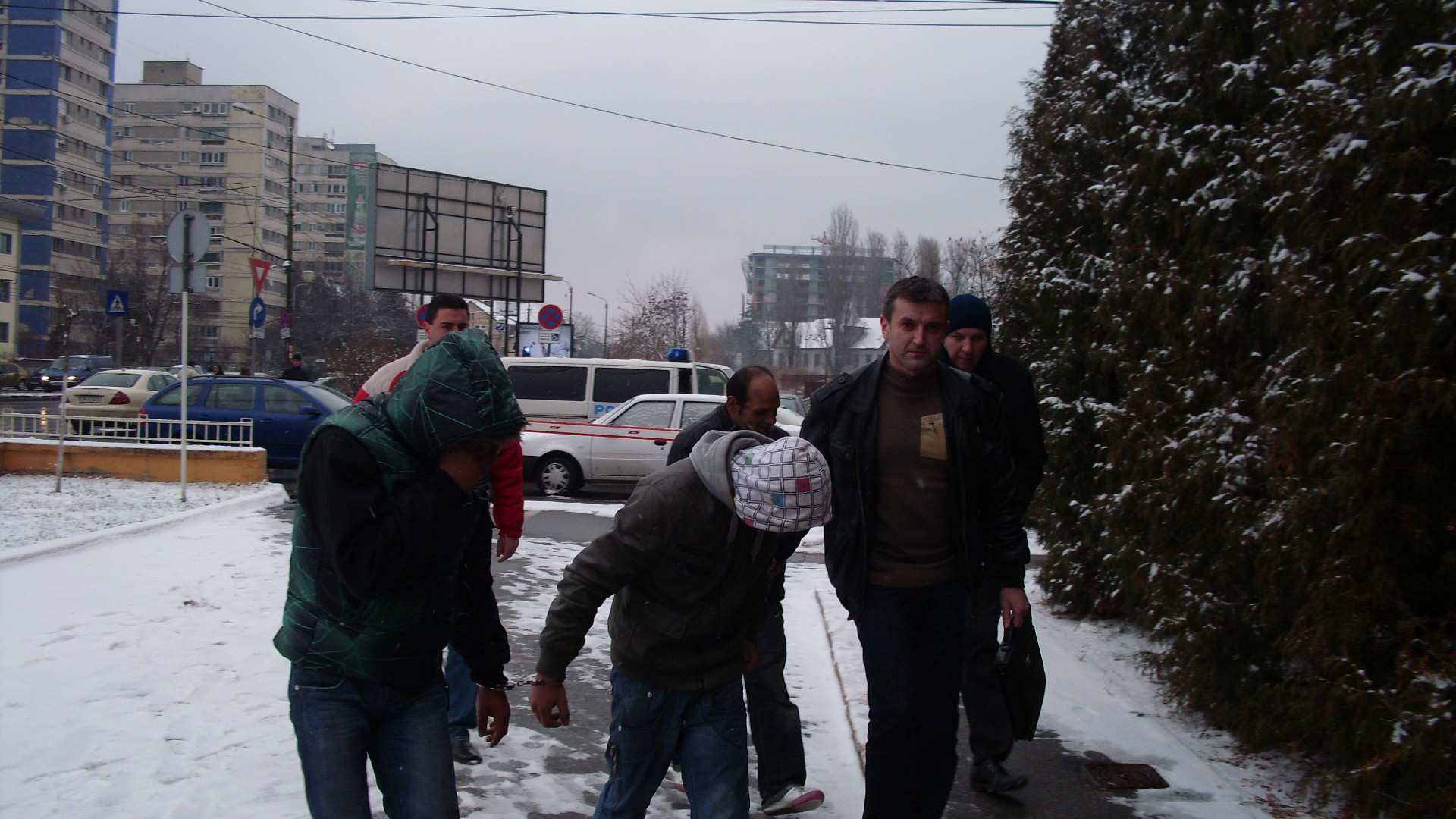 Locuintele nelocuite, tinta hotilor. Un barbat de 37 de ani si doi adolescenti, prinsi la furat