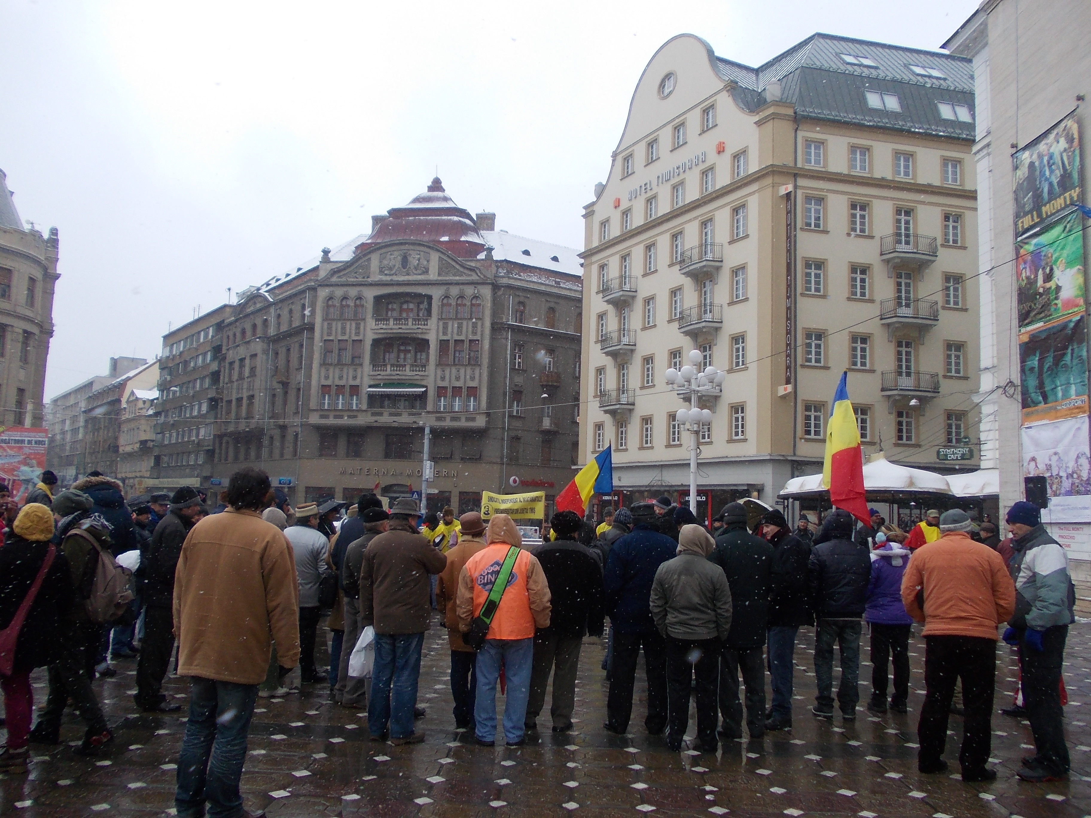A cincea zi de revolta. Fara sa tina cont de vremea rea, protestatarii au iesit din nou in strada