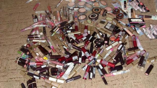 Cosmetice expirate pe rafturile magazinelor din Satu Mare