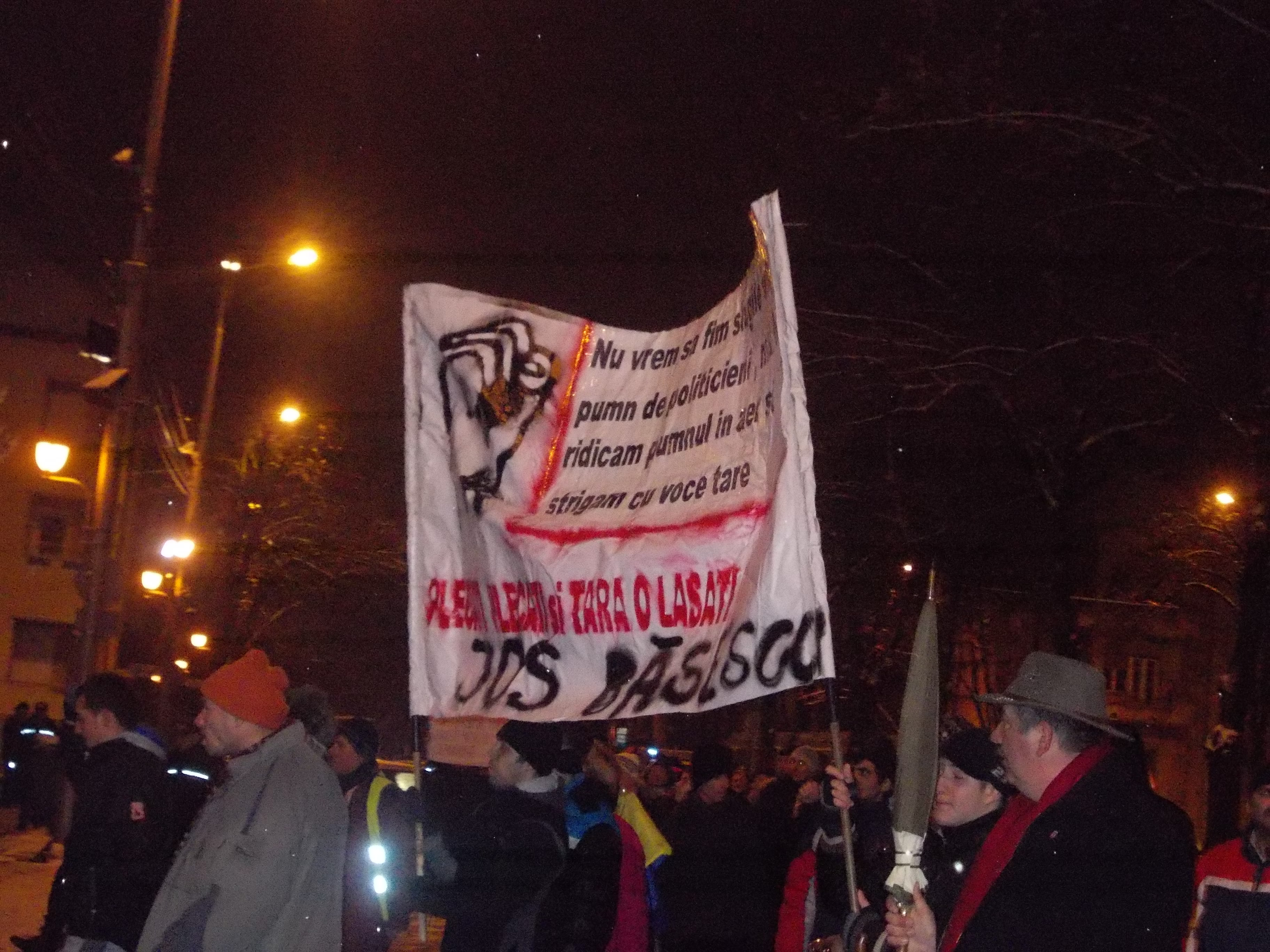 Aproape 500 de persoane protesteaza la Hunedoara. Printre manifestanti, si foarte multi mineri