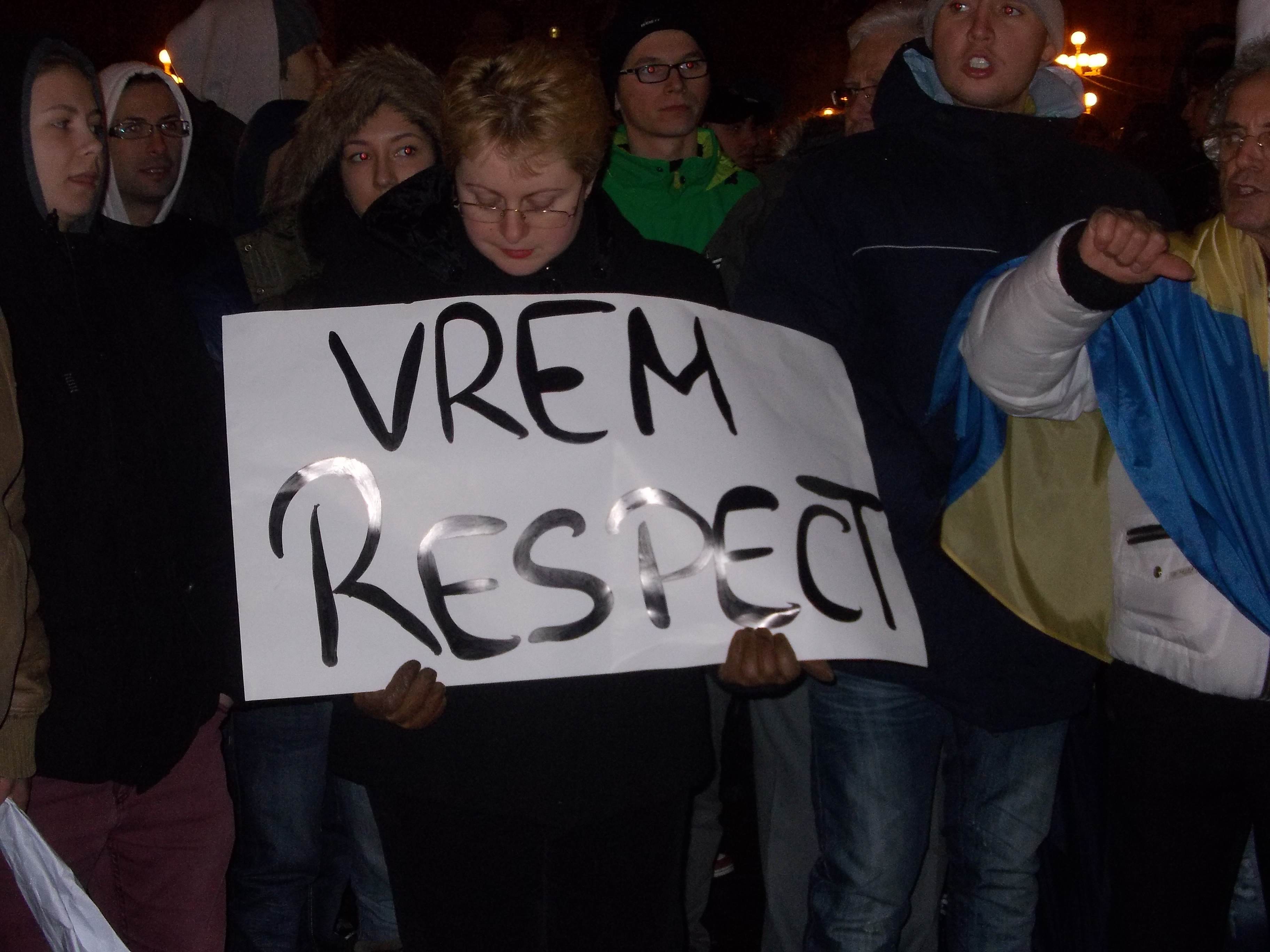 Zeci de oameni au protestat in ploaie la Deva cu steaguri si pancarte „Jos Basescu”