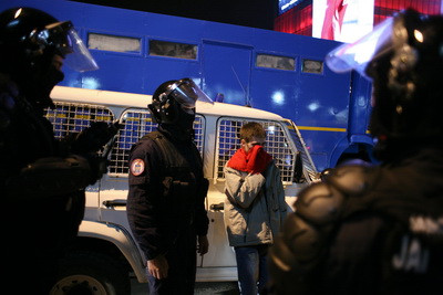 Si-a scos fiul in palme dintre protestatari: "Ce ti-au dat, ma, bani?!"