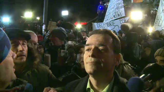 Ludovic Orban, injurat in Piata Universitatii. "N-ai fost, ba, ministru? Unde sunt autostrazile?"