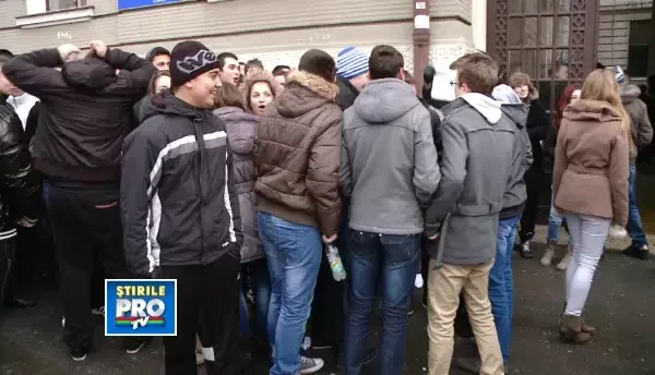 Protest in locul orelor de curs.Elevii de la Posta si Telecomunicatii refuza comasarea cu Liceul CFR