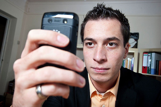 Priveste cu atentie acest barbat. El face sa planga sute de femei anual.Si primeste bani pentru asta