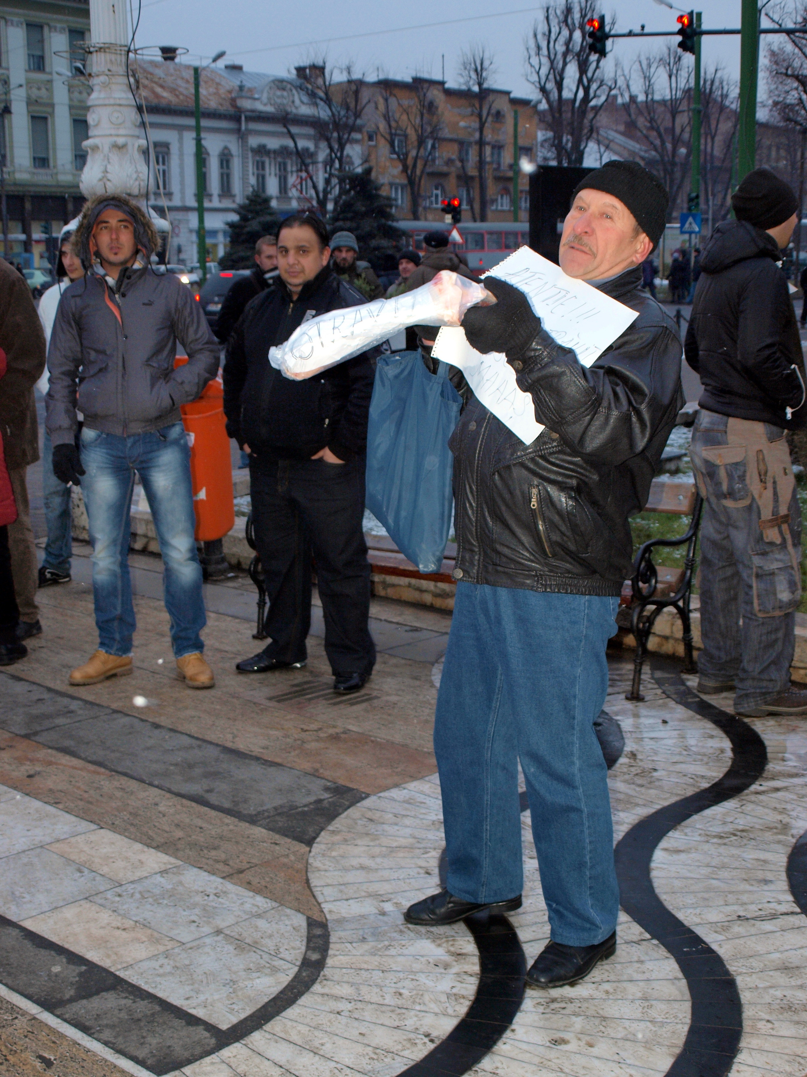 Peste 1.000 de oameni au protestat la Arad. Manifestantii i-au aratat Guvernului ciolanul