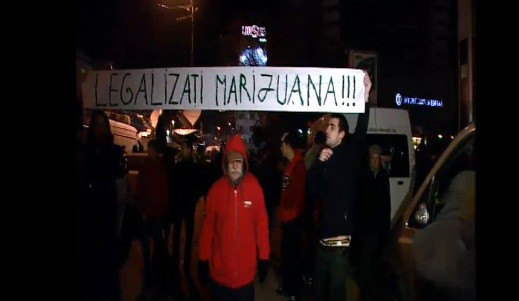 Un barbat a fost ridicat de jandarmi dupa ce i-au citit pancarta cu care a venit la Universitate