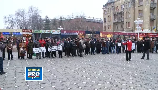 Protestatarii au legat o hora in centrul Timisoarei