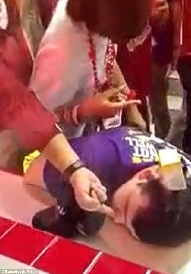 Imaginile pe care YouTube le-a scos dupa 5 minute.Ce a patit un student intr-un restaurant fast-food