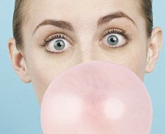 Guma de mestecat cu multe E-uri. TOP 10 produse cu cel mai mare numar de aditivi alimentari