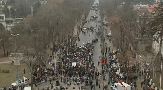 Romania in a 7-a zi de proteste. VIOLENTE in Piata Universitatii: 5 raniti si 40 de retineri. VIDEO