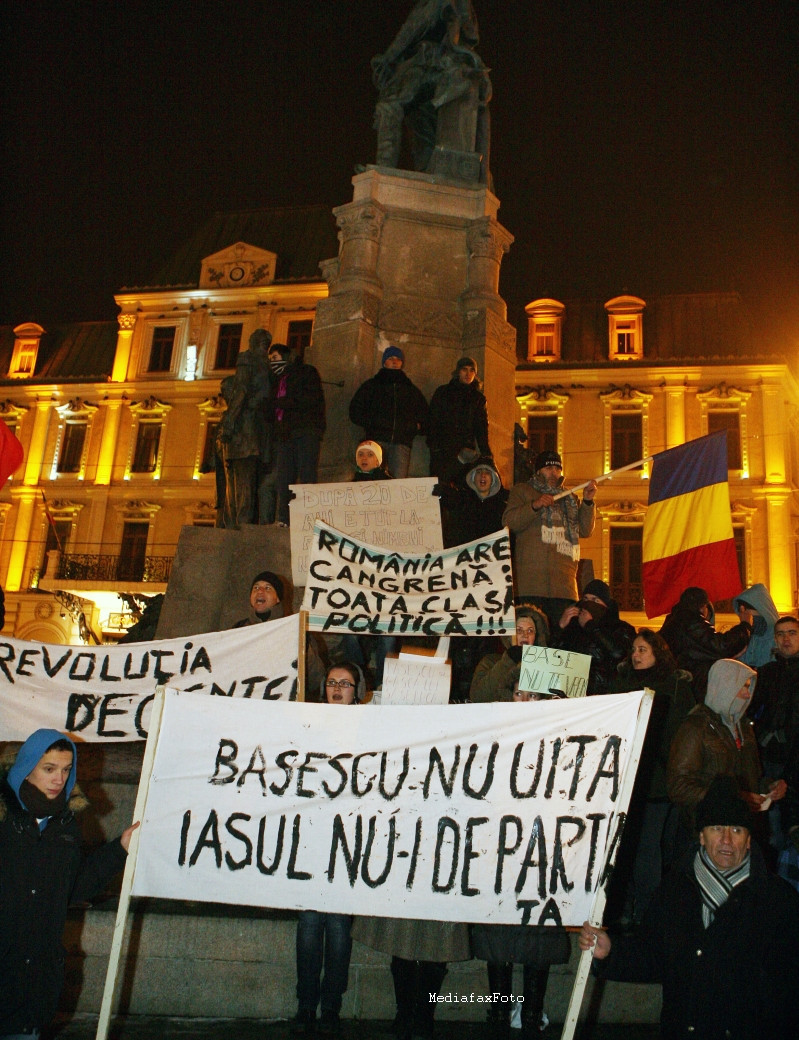 Mii de oameni care n-au putut ajunge la Bucuresti au ocupat pietele centrale din marile orase