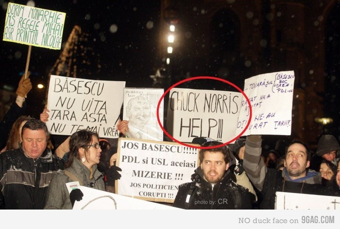 Dupa proteste, Chuck Norris se intoarce in Romania. Este noul premier, in locul lui Emil Boc. FOTO