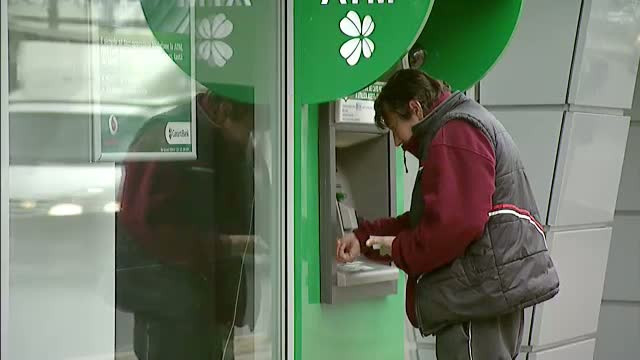 Bancile maresc toate comisioanele pentru tranzactii si retragere de numerar