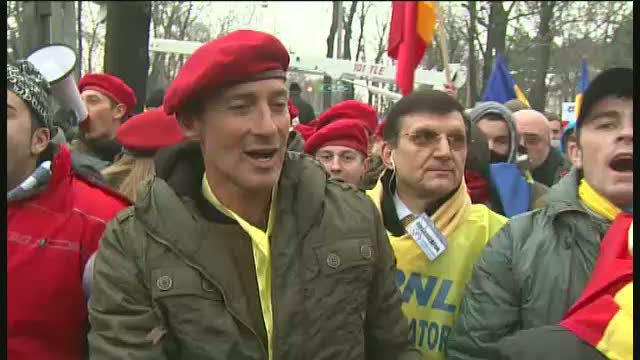 Circ cu fetele lui Mazare la miting: "Jos Basescu! Mama, m-am plictisit" VIDEO