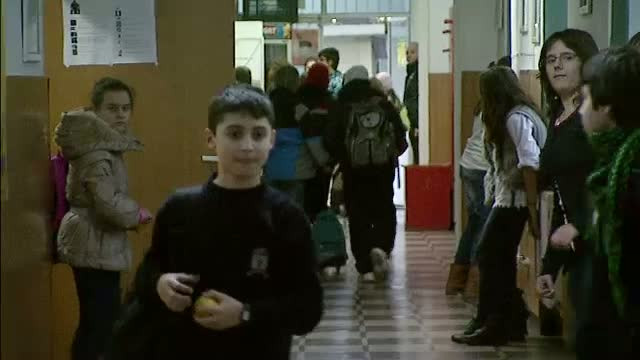 Ce au gasit politistii in ghiozdanul unui elev – un baston telescopic, lanturi metalice si cutite