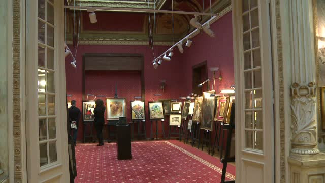 Cadourile primite de sotii Ceausescu in vizitele oficiale, scoase la licitatie