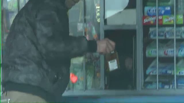 CAMERA ASCUNSA. Desi este interzis, comerciantii din centrul Capitalei vand alcool fara probleme