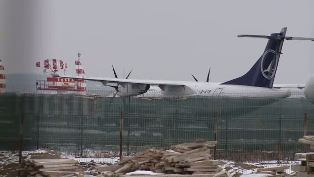 Relu Fenechiu si Adrian Porumboiu, emotii in avionul Tarom care s-a intors la Iasi cu motorul defect