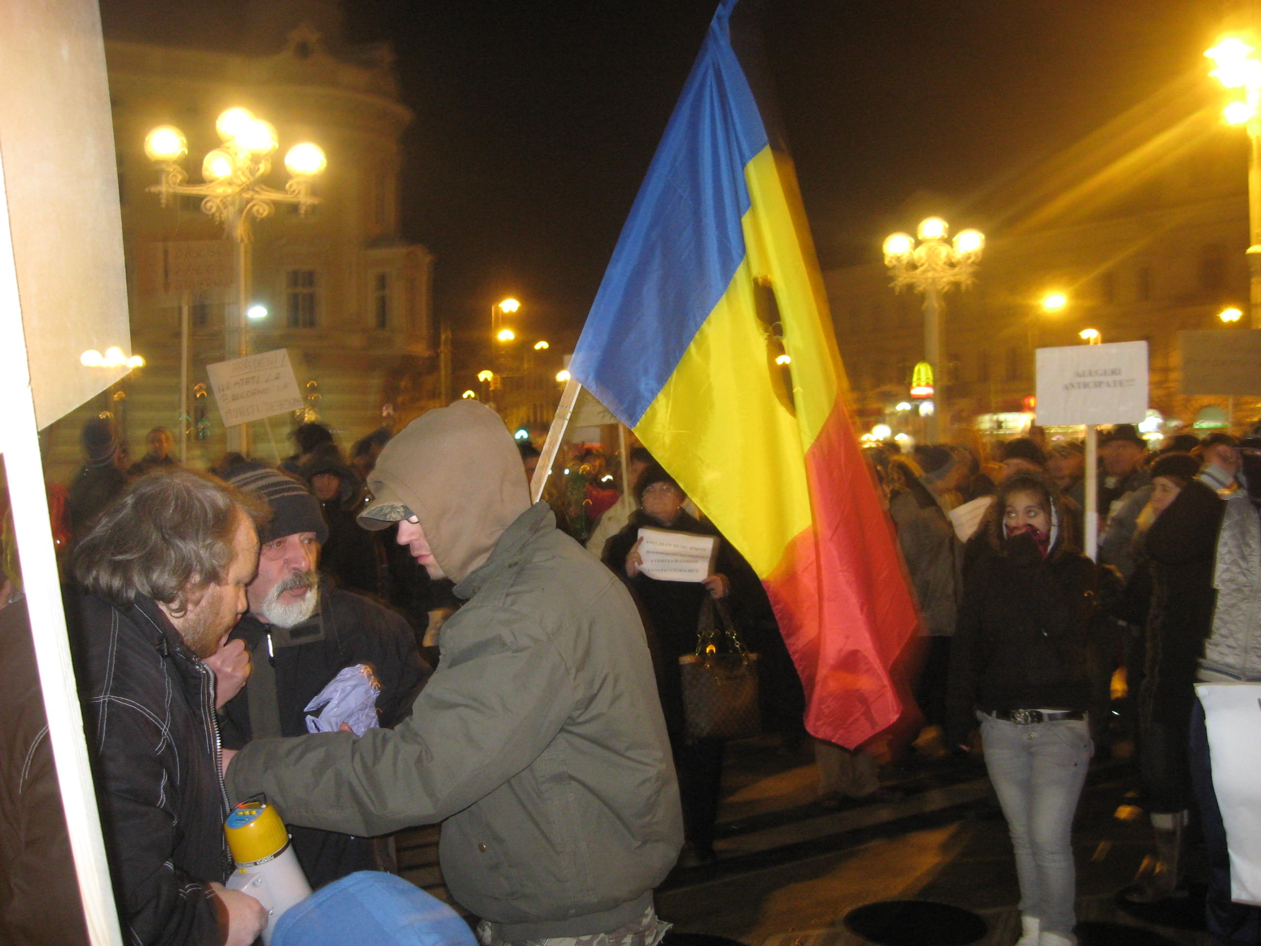 Sute de aradeni au iesit din nou in strada
