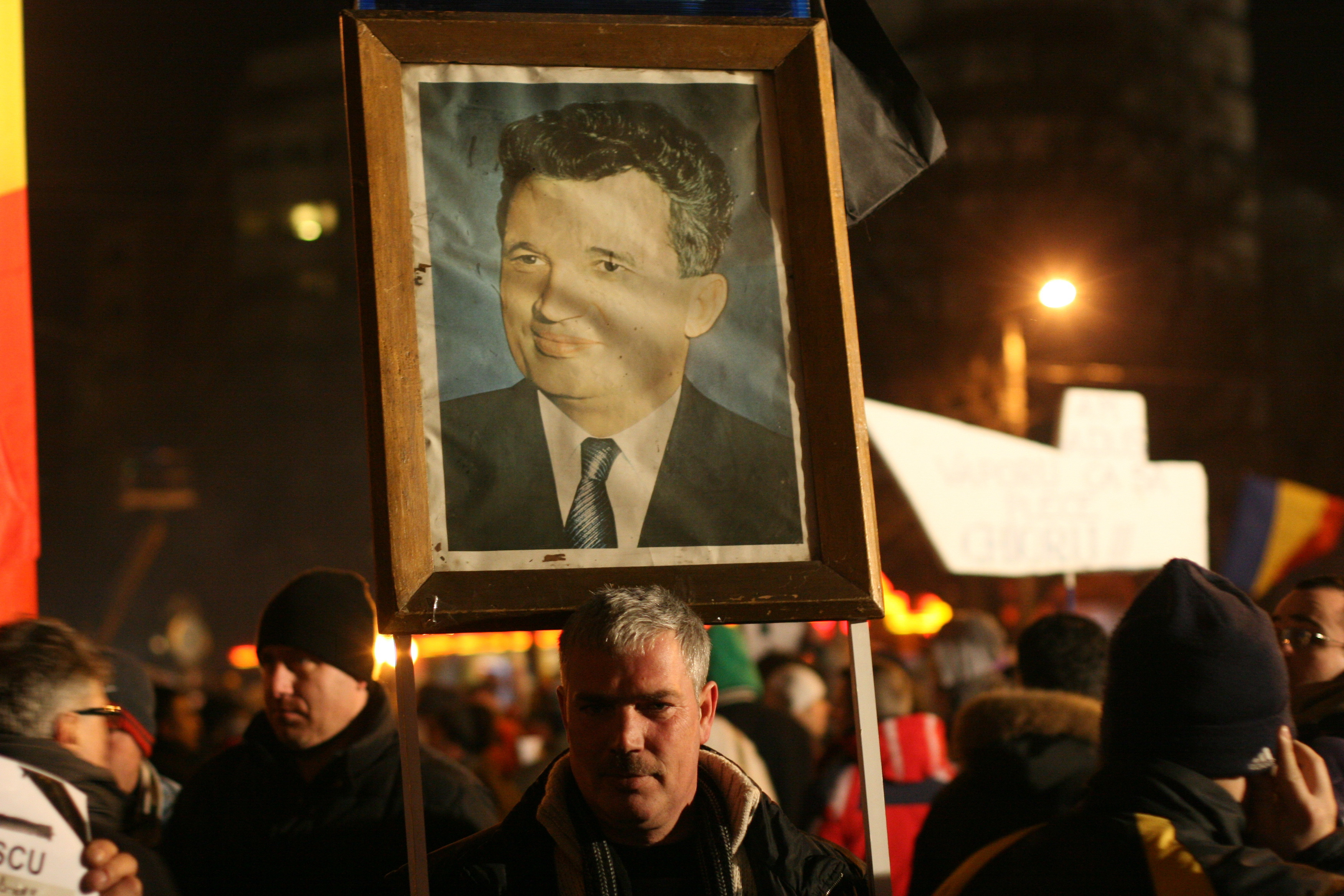 Un protestatar a venit in Piata Universitatii cu portretul lui Nicolae Ceausescu. FOTO