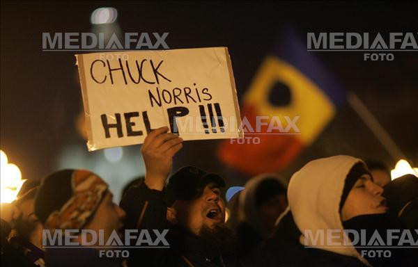 Protestatari care nu si-au pierdut simtul umorului: ii cer ajutor lui Chuck Norris