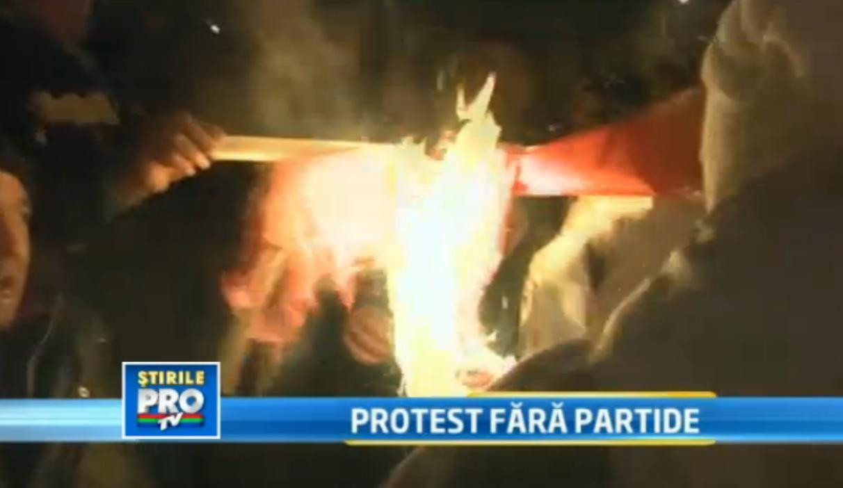 Ce s-a intamplat cand protestatarii au dat nas in nas cu oamenii de la miting. Un steag PSD, ars