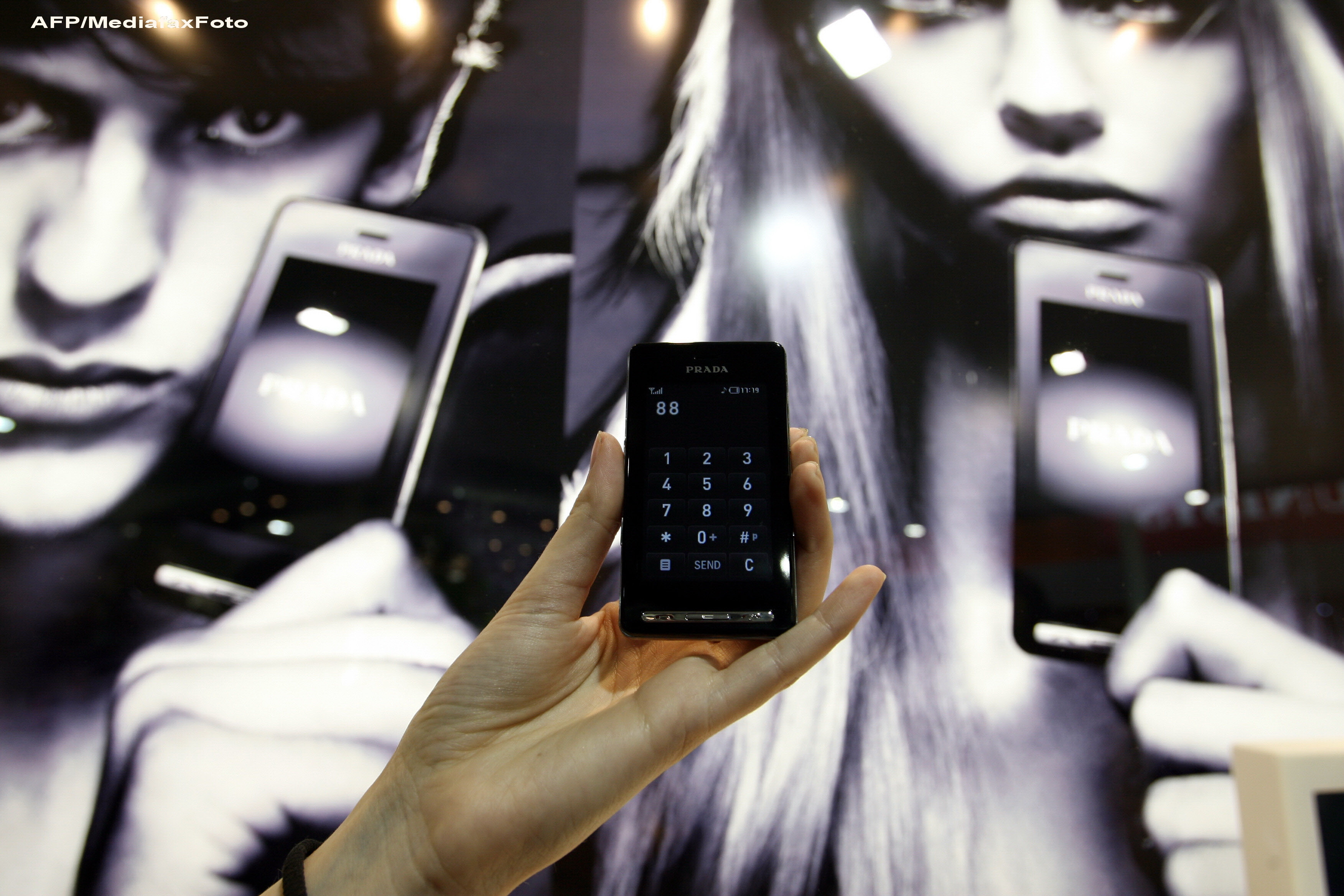 iLikeIT: Telefoane mobile cu accesorii create de cei mai mari designeri de moda