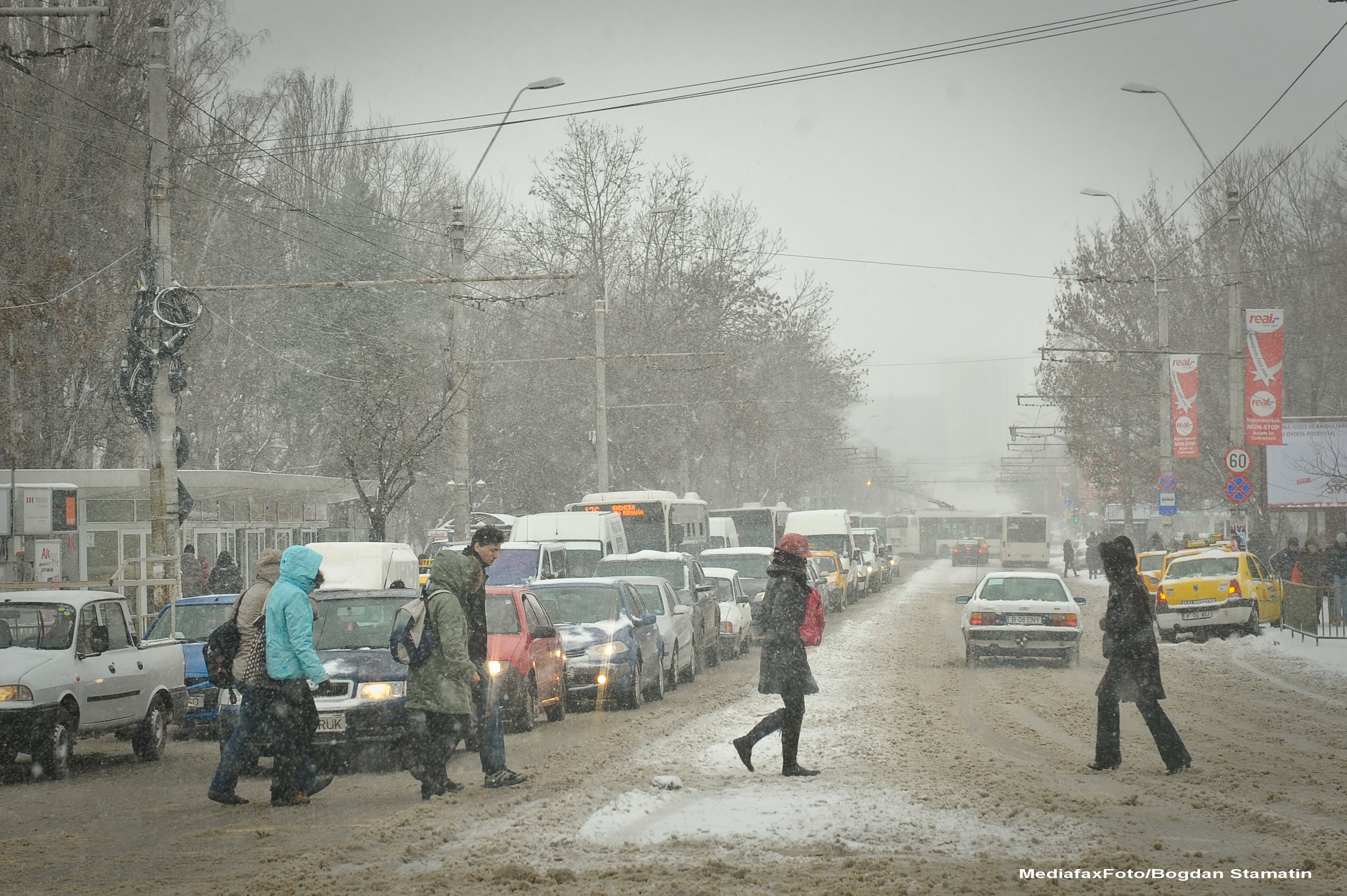 Codul galben de viscol si ninsori se prelungeste pana duminica la pranz. Zeci de drumuri, inchise