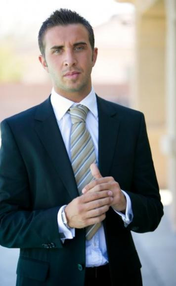 Incredibil. Ce si-a asigurat acest barbat chipes, pentru suma record de 1 milion de dolari