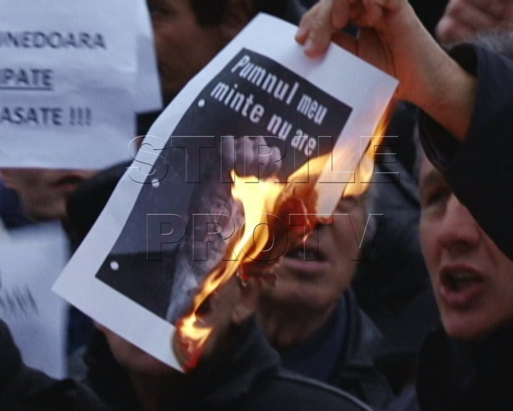 Cum vor sa scape protestatarii de clasa politica: "Cu usturoi, ca sa aruncam diavolii din tara"