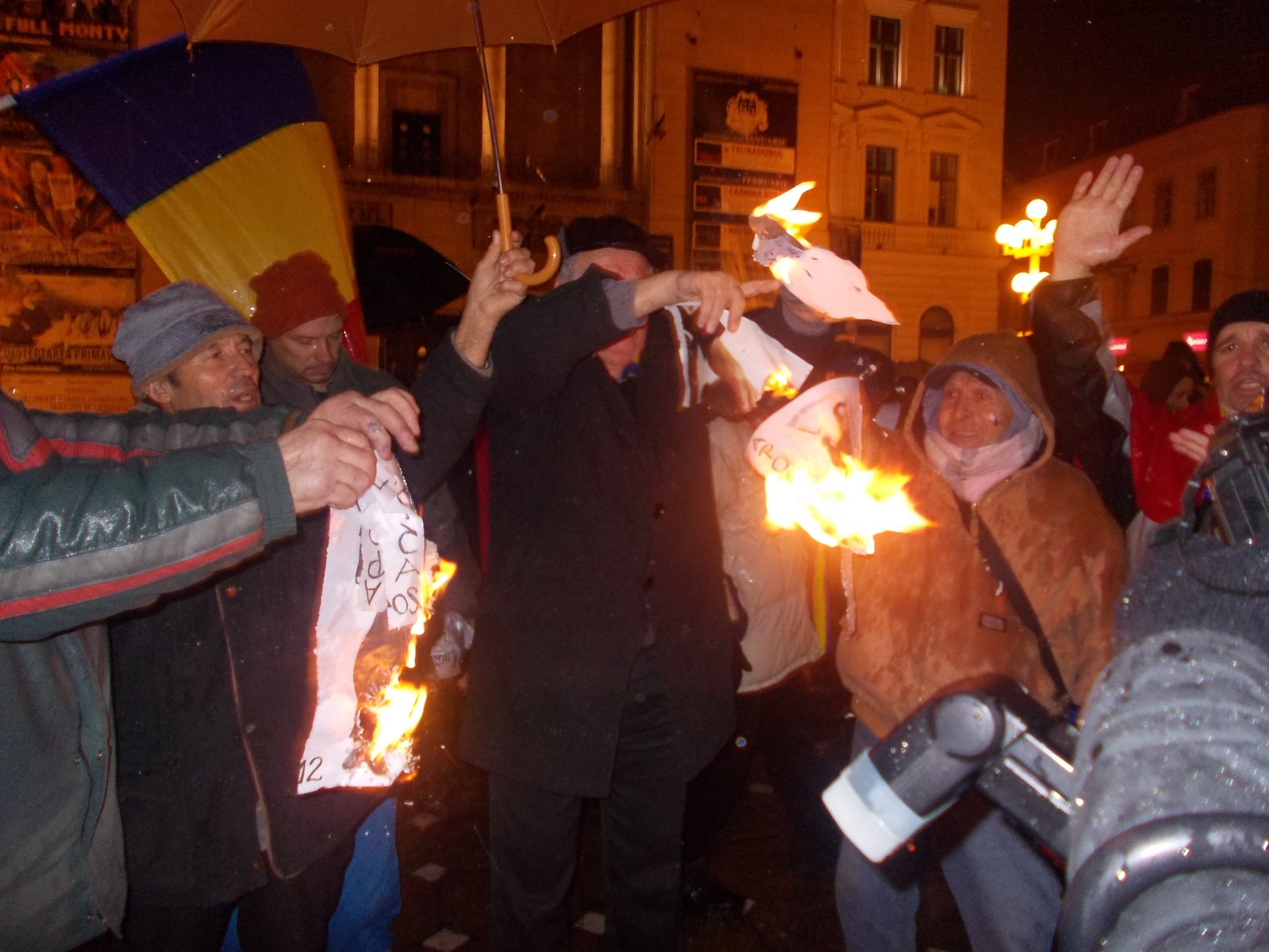 A opta zi de protest a scos din nou timisorenii in strada. Ploaia i-a alungat insa mai devreme
