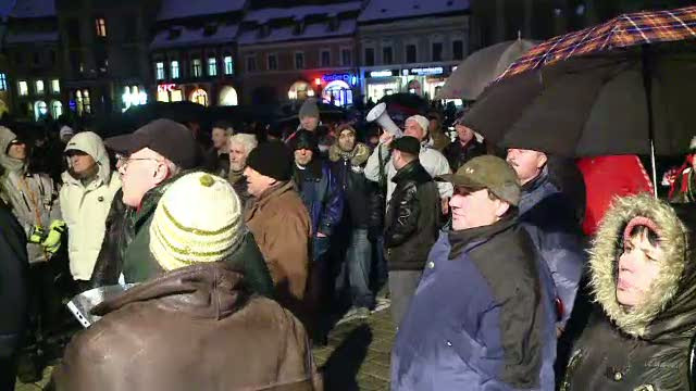 Mii de oameni din toata tara au revenit pe strazi. Ploaia i-a trimis insa acasa pe unii dintre ei