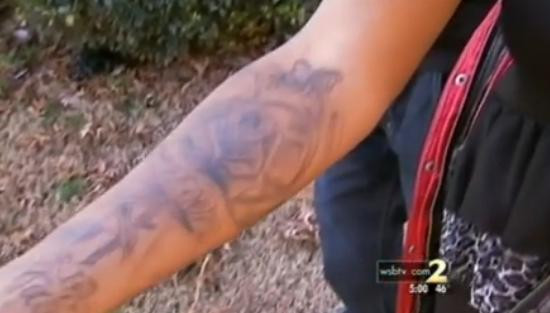 VIDEO. Tatuajul pe care si l-a facut un baiat de 10 ani, cu acordul mamei. Femeia a fost arestata