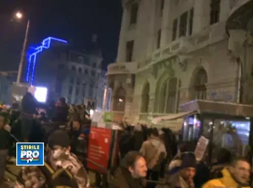 22 de persoane au avut nevoie de interventia medicilor. Imagini dramatice de la protestul de joi