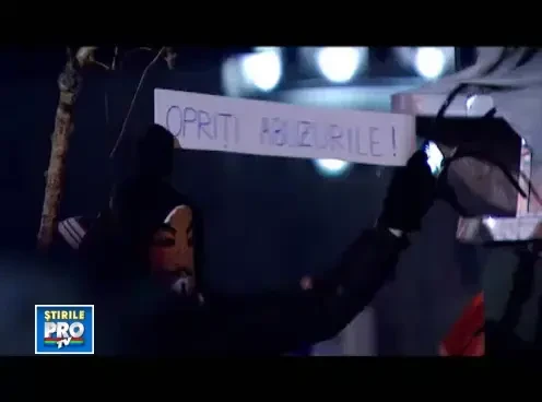 LIVE, ACUM. 450 de persoane protesteaza in Piata Universitatii, alte 1.600 in localitati din tara