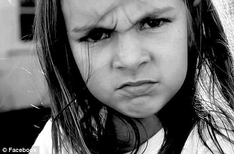 Clipul cu 6 milioane de vizualizari in 24 de ore pe YouTube. "Fetita asta e o NEBUNIE". Video