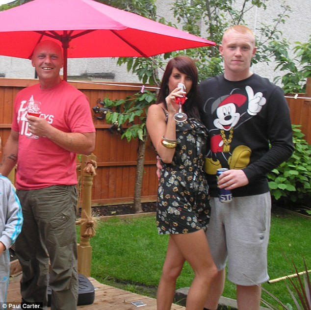 Secretul scandalos din spatele acestei fotografii de familie. Ce ii ascunde tanara logodnicului ei