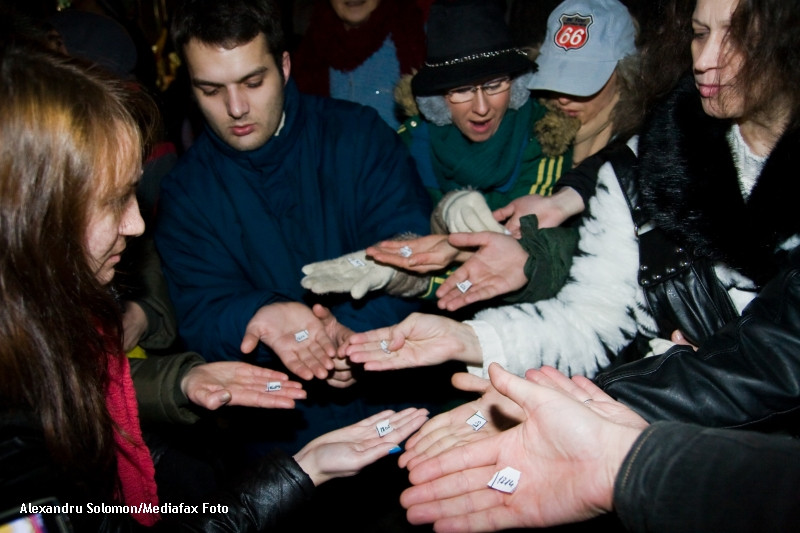 400 de oameni au protestat sambata in Piata Universitatii. Manifestantii au primit bonuri de ordine