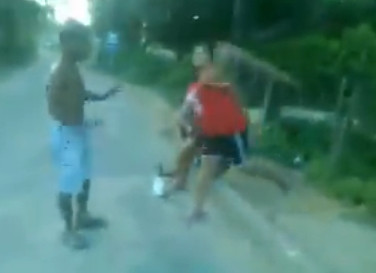 VIDEO socant. "Lovitura mortala". O femeie isi doboara sotul la pamant