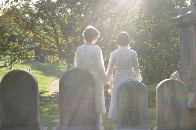 Pastele Blajinilor, o traditie ilegala: autoritatile au interzis petrecerile in cimitire
