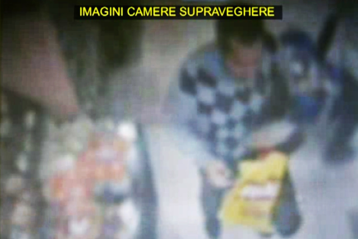 Un francez, prins cand fura din geanta unei pensionare romance intr-un magazin din Bucuresti. VIDEO